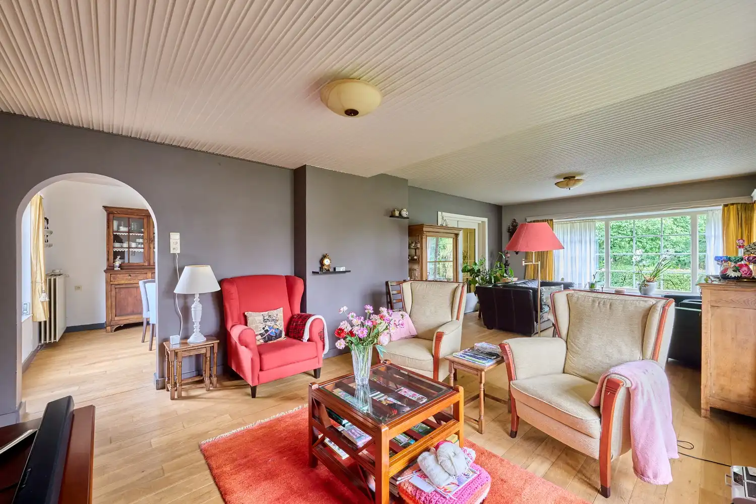 Vrijstaande karakteristieke woning met 4 slaapkamers gelegen op een fraai gelegen perceel foto 2