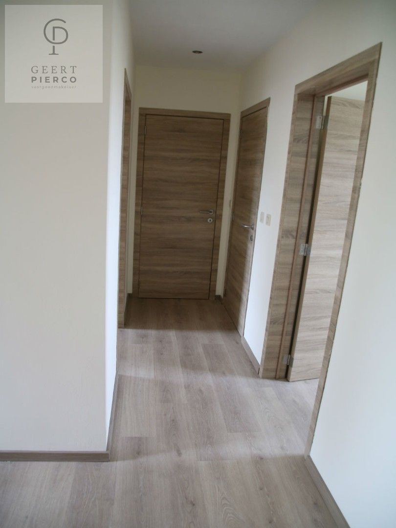 Prachtig gerenoveerde rijwoning met 4 slaapkamers aan de rand van Landen foto 14