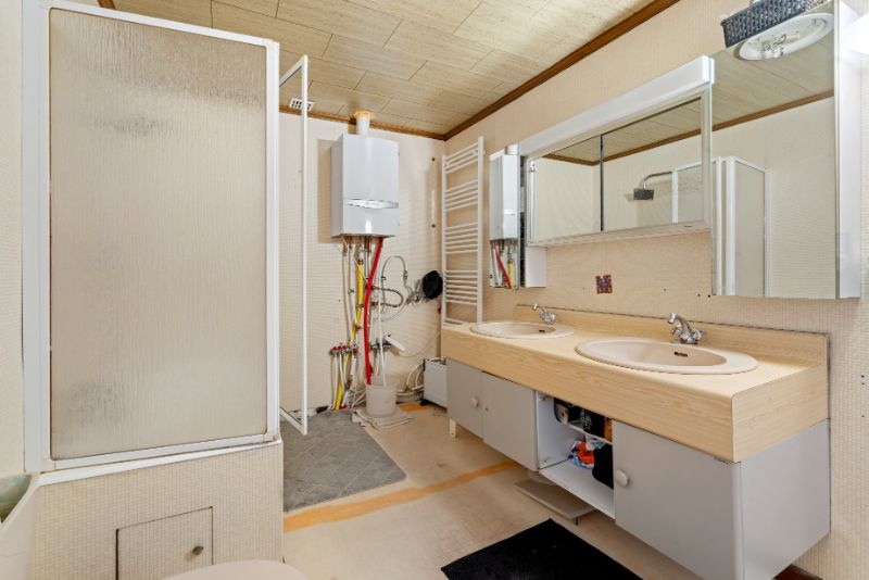 Ruime woning met handelsruimte/bureel vooraan foto 11