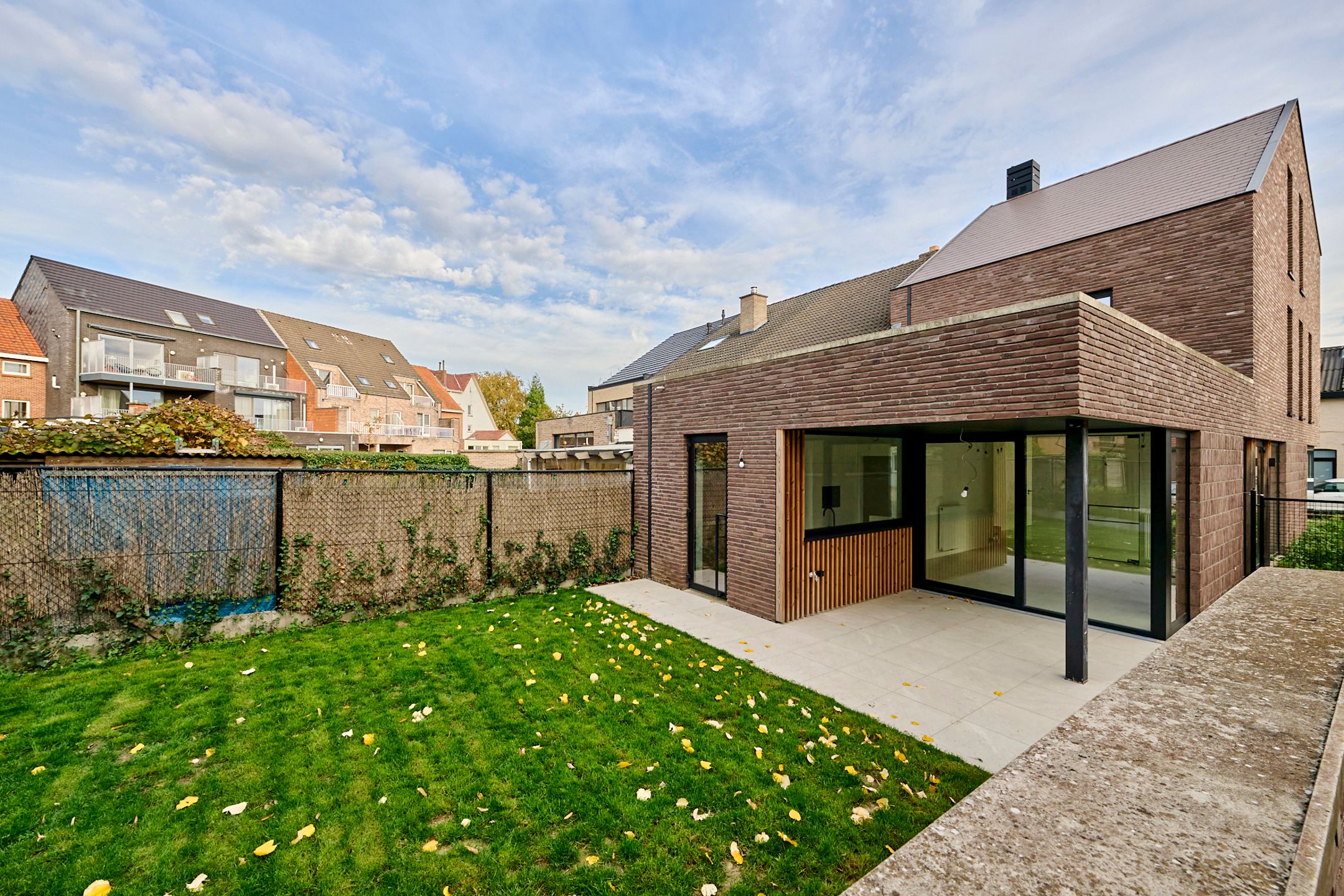 Ruime woning met 4 of 5 slaapkamers en 2 badkamers foto 2