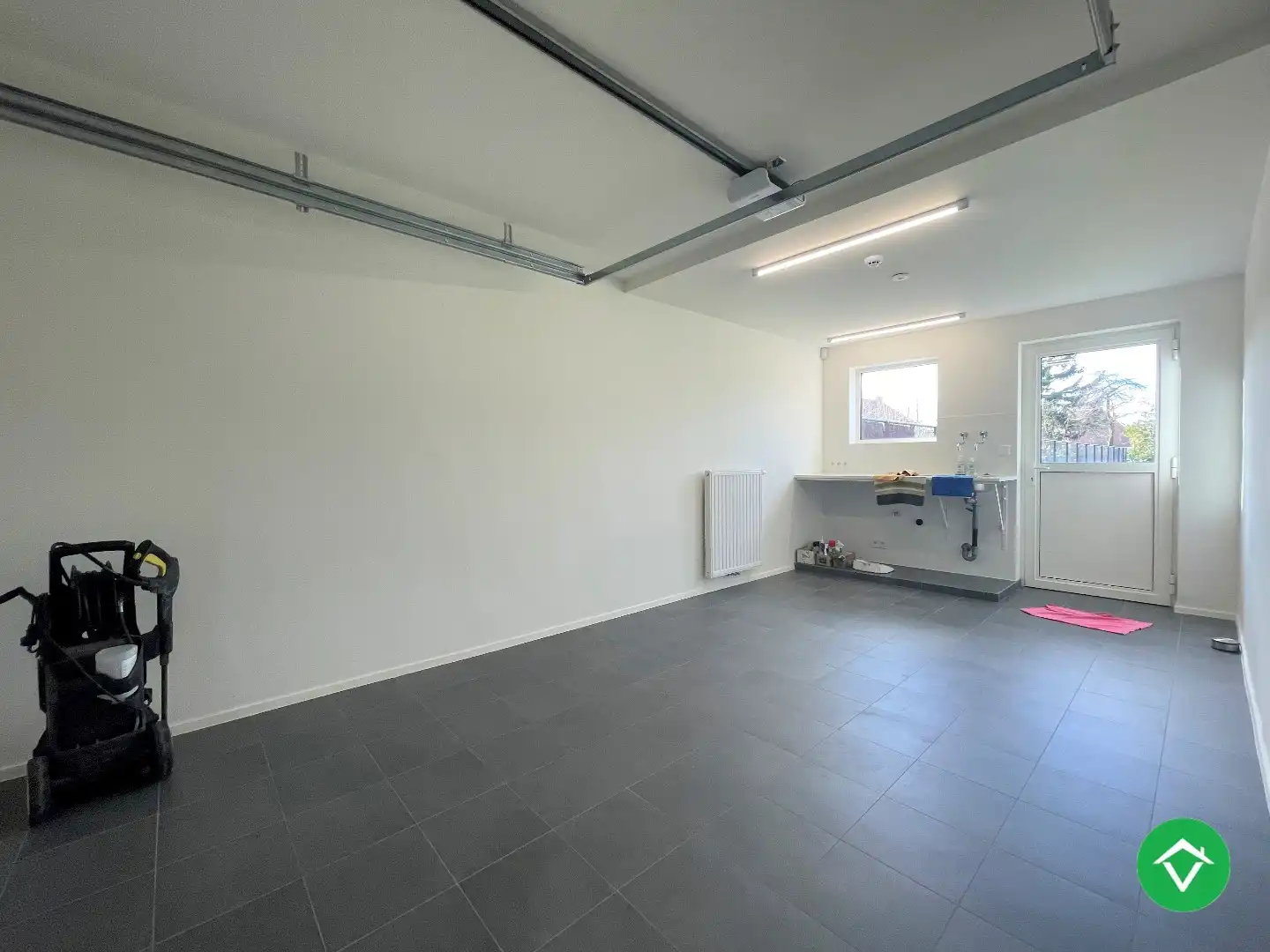 Ruime, gerenoveerde woning met twee slaapkamers te Roeselare foto 7