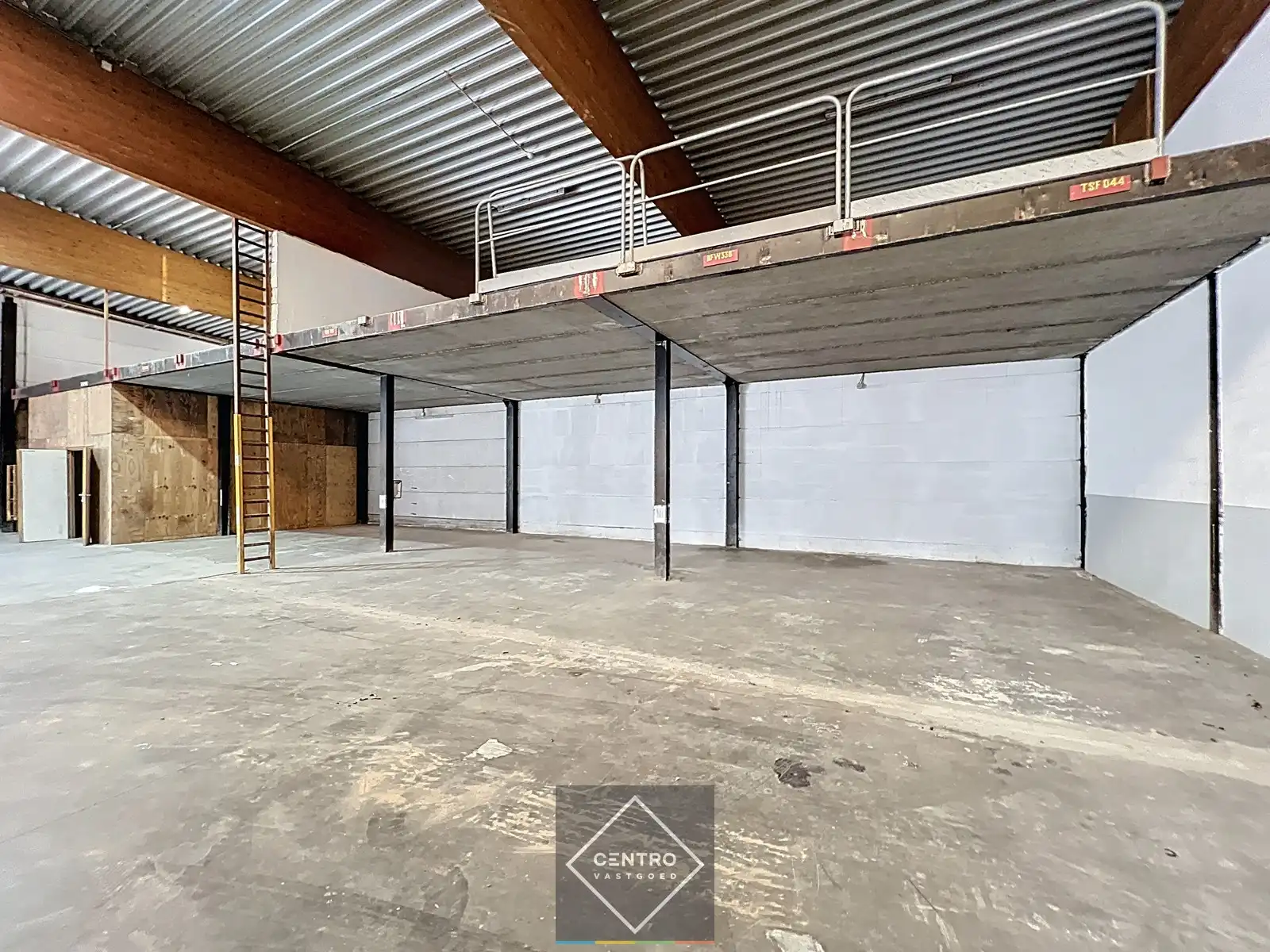 Instapklaar magazijn (600 m2) met mezzanine en geïntegreerd kantoor langs de N8 te Elverdinge (Ieper). Ambachten toegestaan ! foto 6