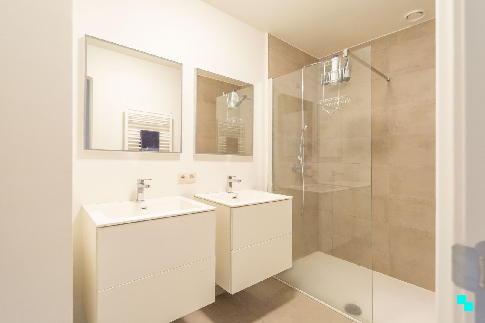 Ruim gelijkvloers appartement met tuin foto 9