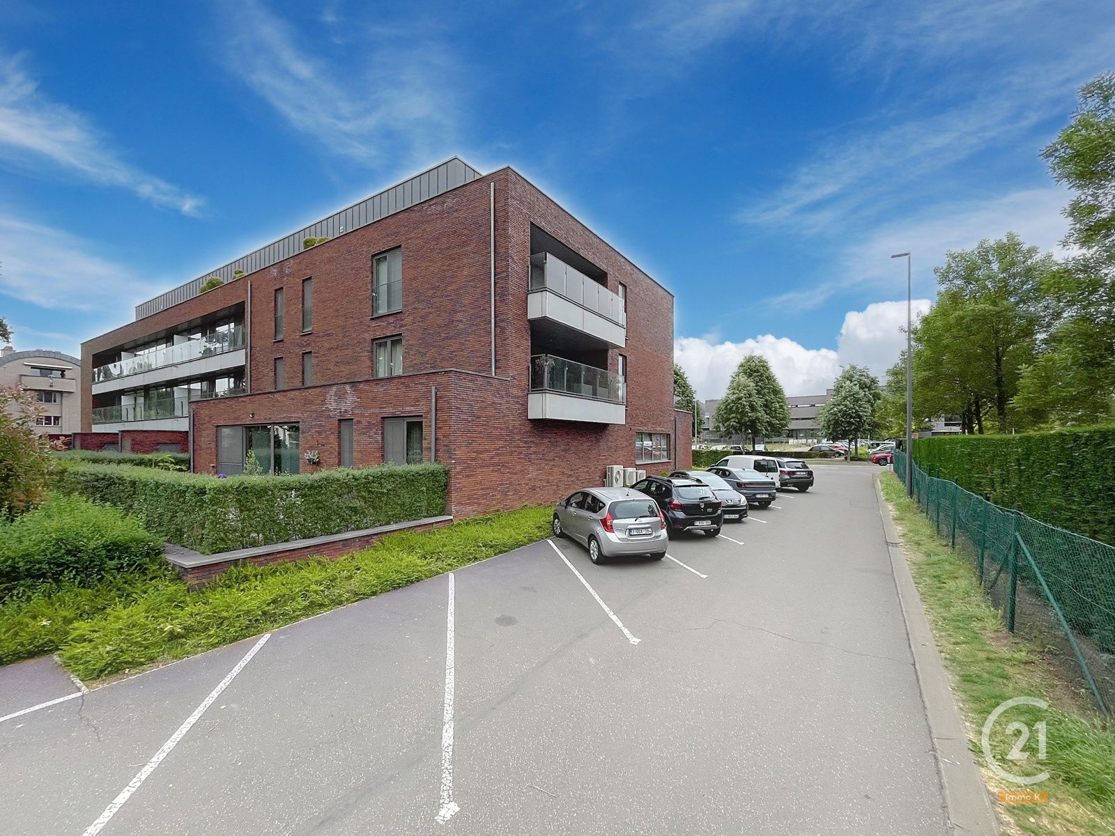 Commercieel gelegen handelsgelijkvloers met 3 privé-parkings foto 5