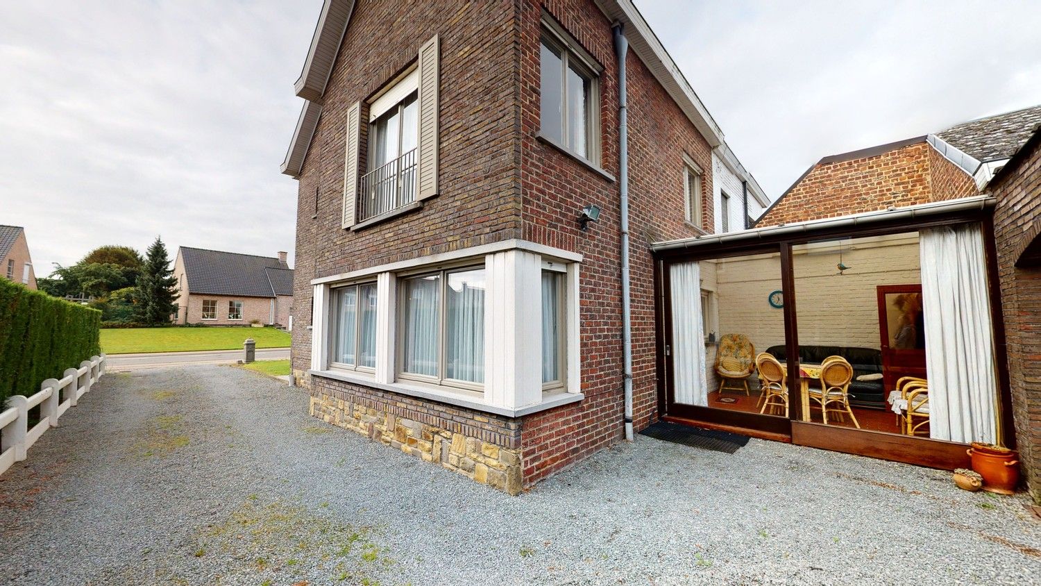 Ruime, verder te renoveren woning te koop! foto 15