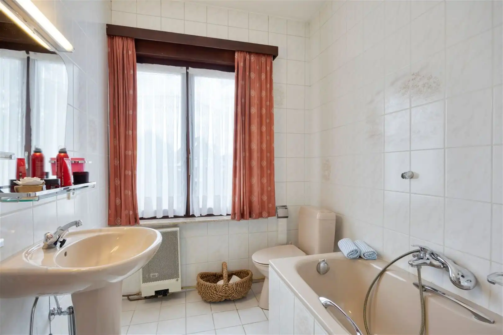 Rustig gelegen, op te frissen halfopen bebouwing met 3 slaapkamers op een perceel van 672 m². foto 13