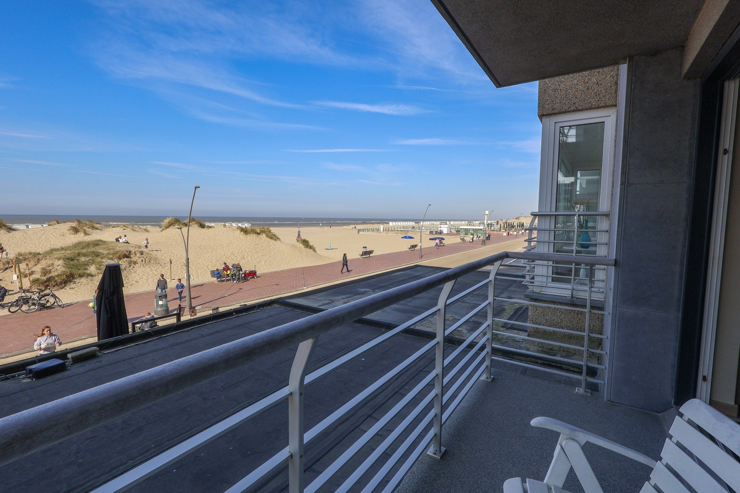 Appartement te huur met frontaal zeezicht op de dijk van Oostduinkerke! foto 6