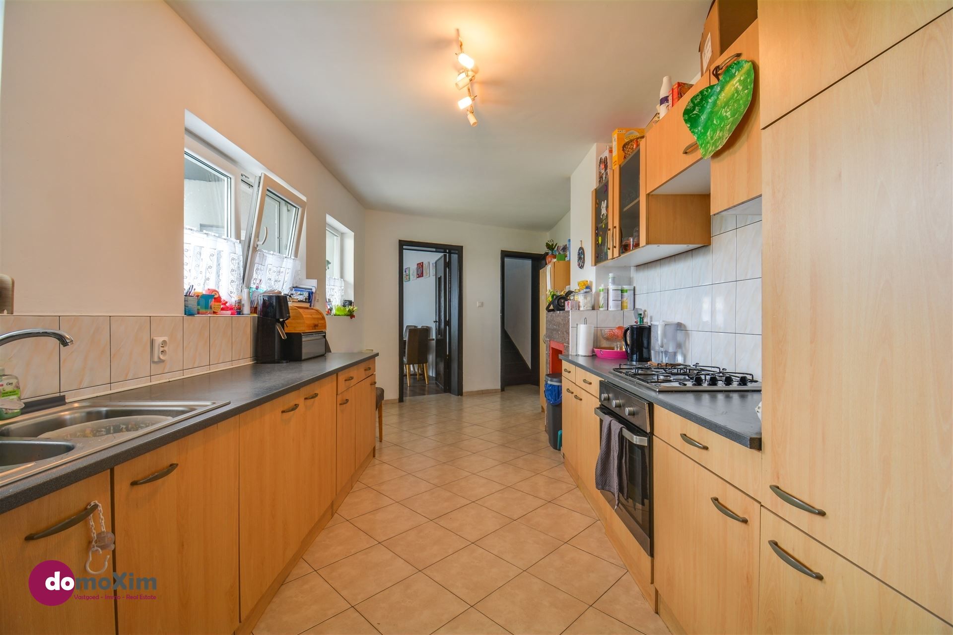 Centraal gelegen woning met 4 slaapkamers en grote tuin foto 6