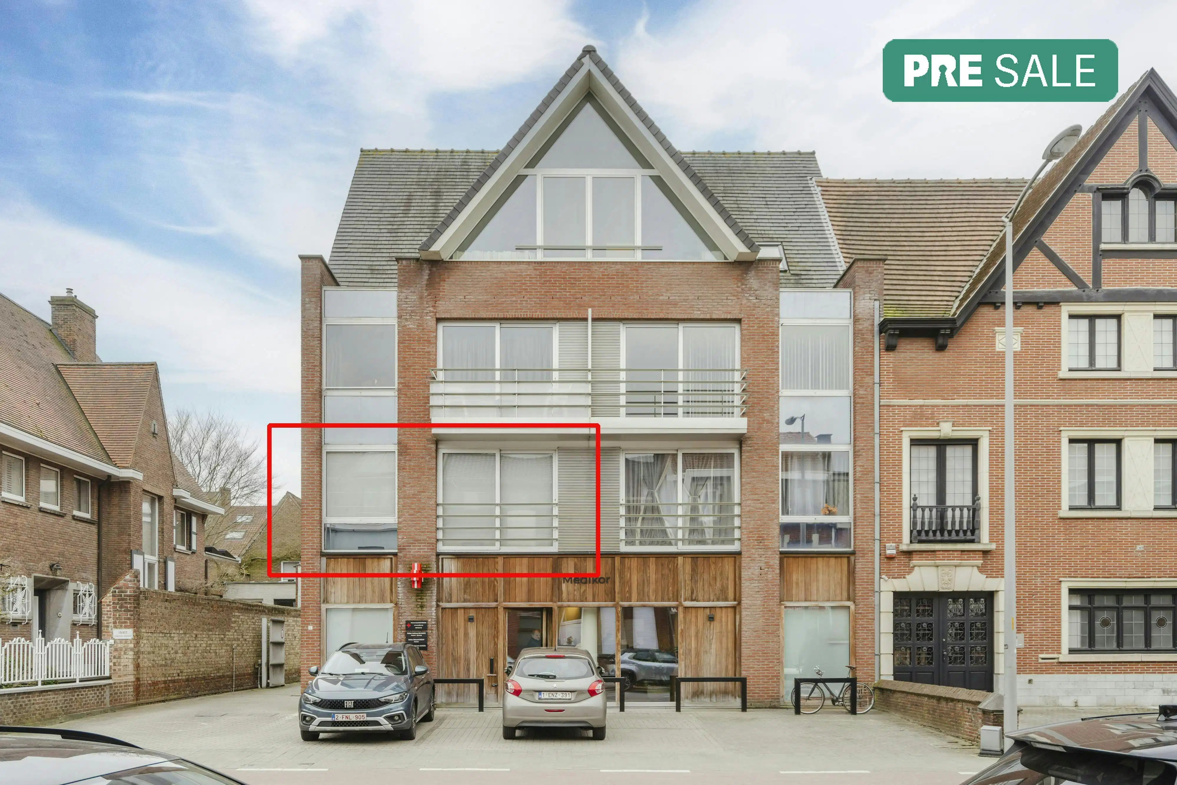 Instapklaar appartement te koop nabij centrum Kortrijk! foto {{pictureIndex}}