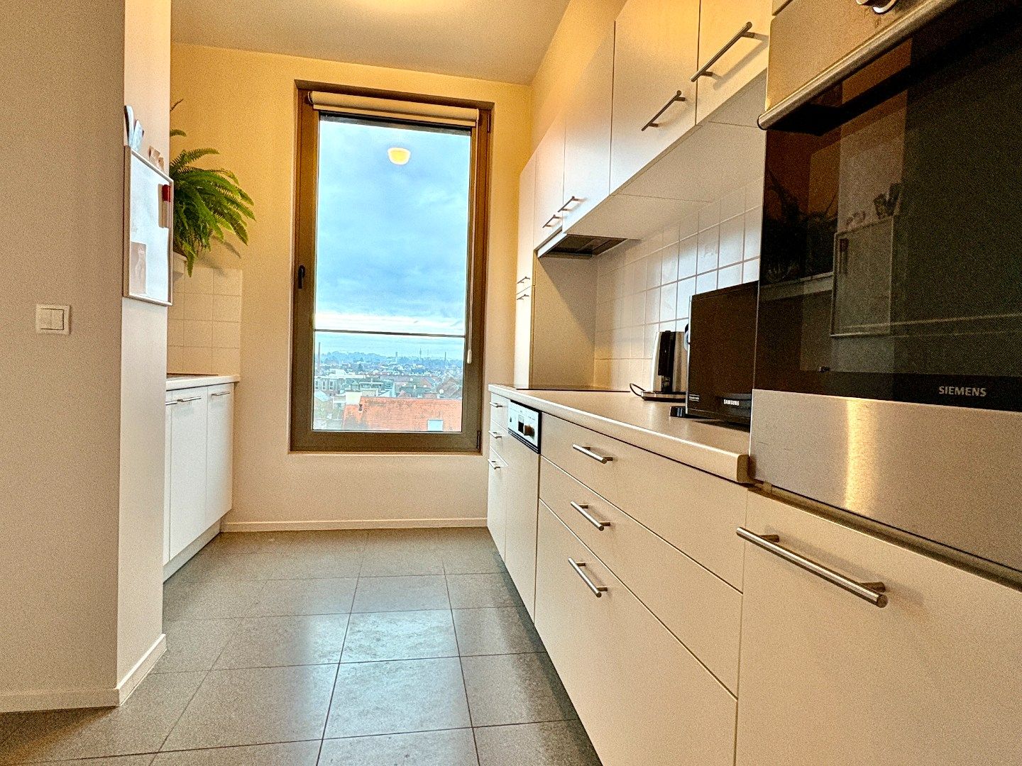 Uitzonderlijk twee slaapkamer appartement met zicht over Kortrijk. foto 9