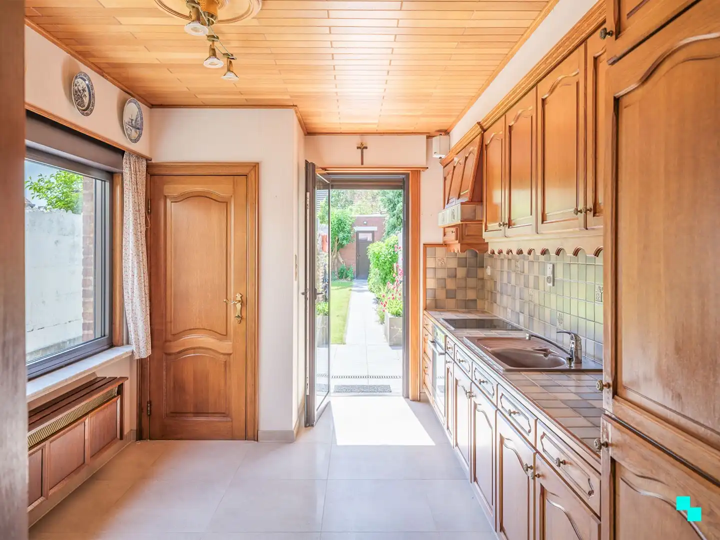 Strategisch gelegen woning met zonnige tuin en werkhuis foto 15