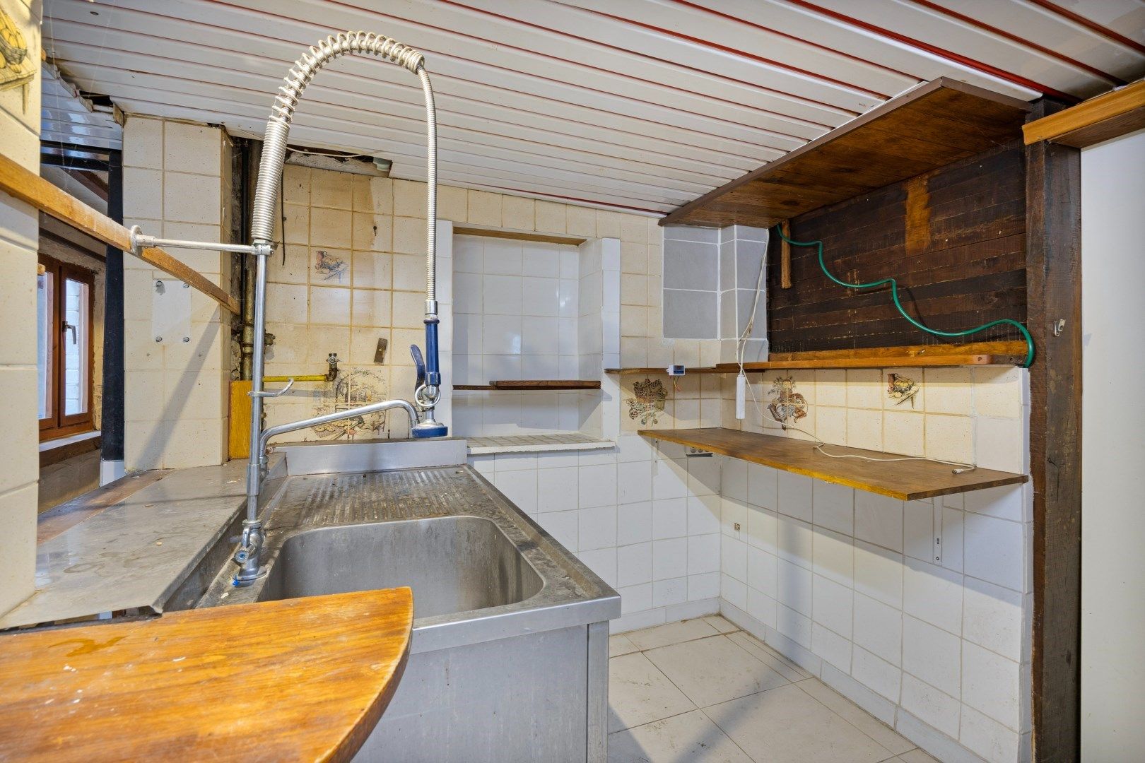 Halfopen hoekwoning met garage en dakterras op toplocatie in Kessel-Lo – renovatieproject met veel potentieel foto 10