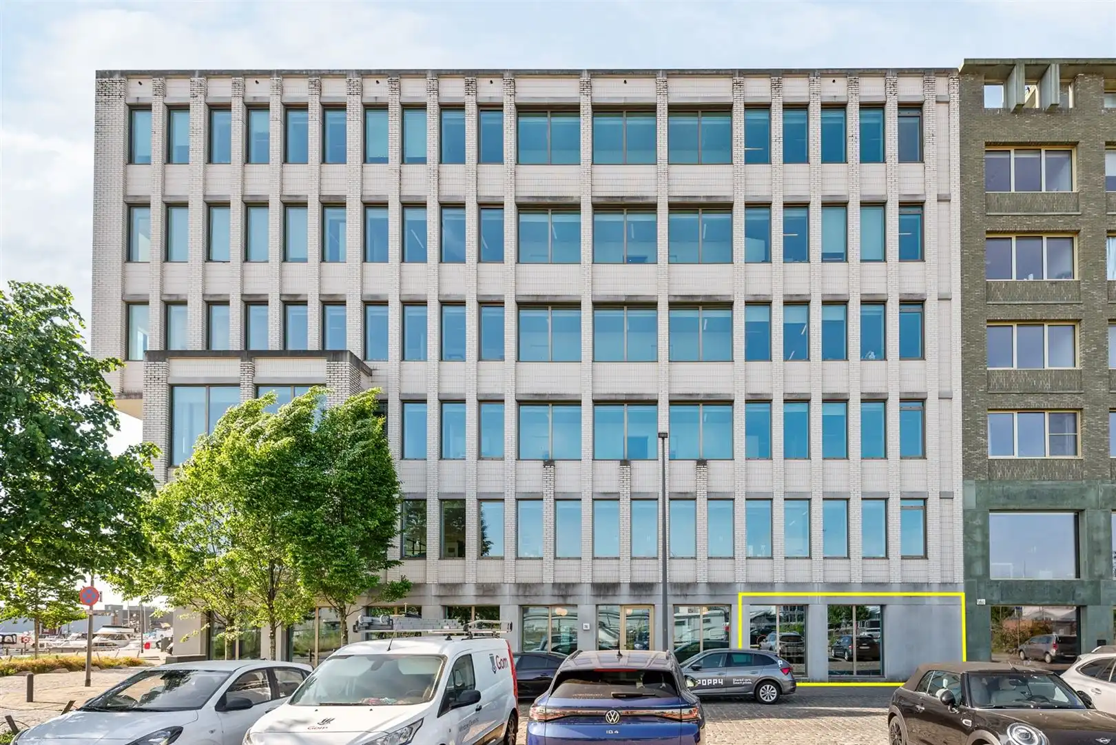 Gelijkvloerse kantoorruimte te koop in de India Natie foto {{pictureIndex}}