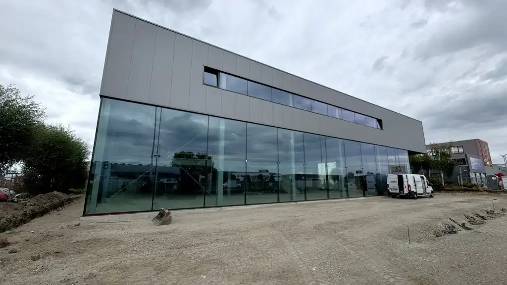 Nieuwbouw showroom met magazijn te huur aan A12 in Aartselaar foto 2