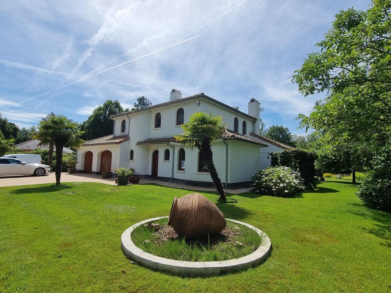 villa, rustig gelegen en gekaderd in een mooi verzorgde tuin voorzien van zwembad foto 3