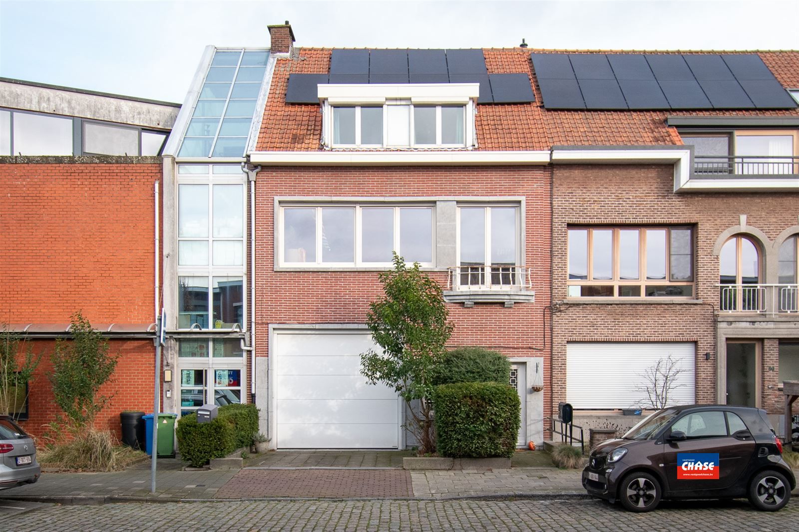 Knappe woning met 4 slaapkamers en enorm veel mogelijkheden foto {{pictureIndex}}