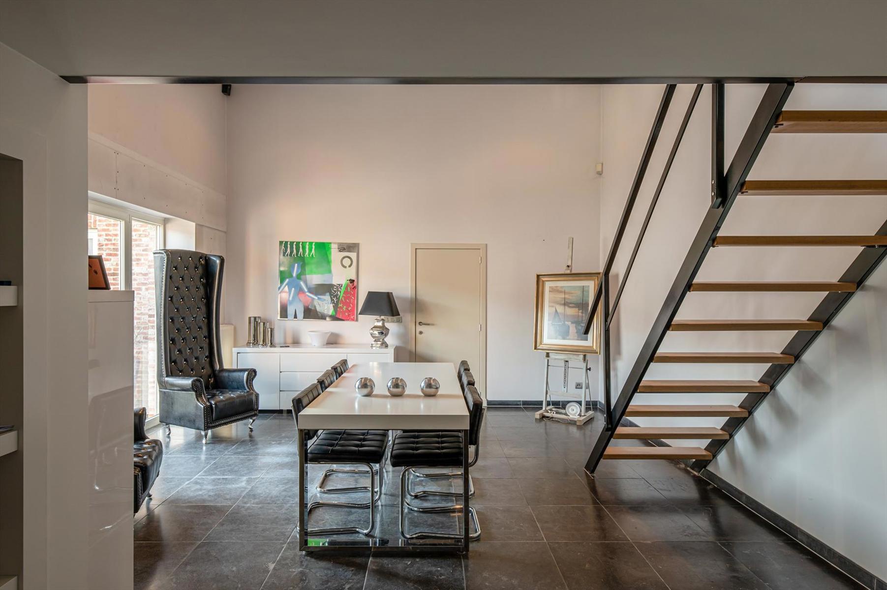 Woning met multifunctioneel gelijkvloers en magazijn/garage op een perceel van 536m². foto 12