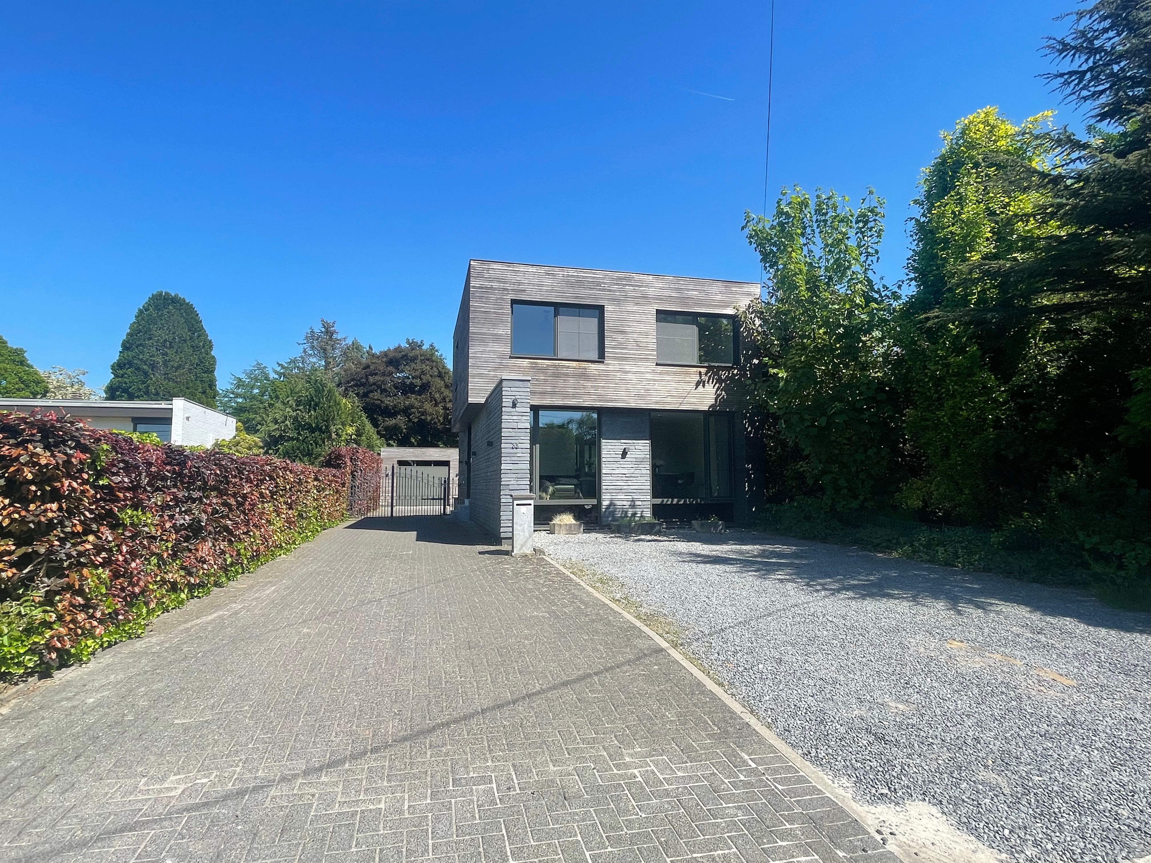 Genk, Huiskensweier 35: Ruime woning met magazijn, kantoorruimte, ruime garage, opslagplaats, 3 slaapkamers, 2 badkamers,... op 53a62ca vlot bereikbaar vlakbij Natuurgebied "De Maten". foto {{pictureIndex}}