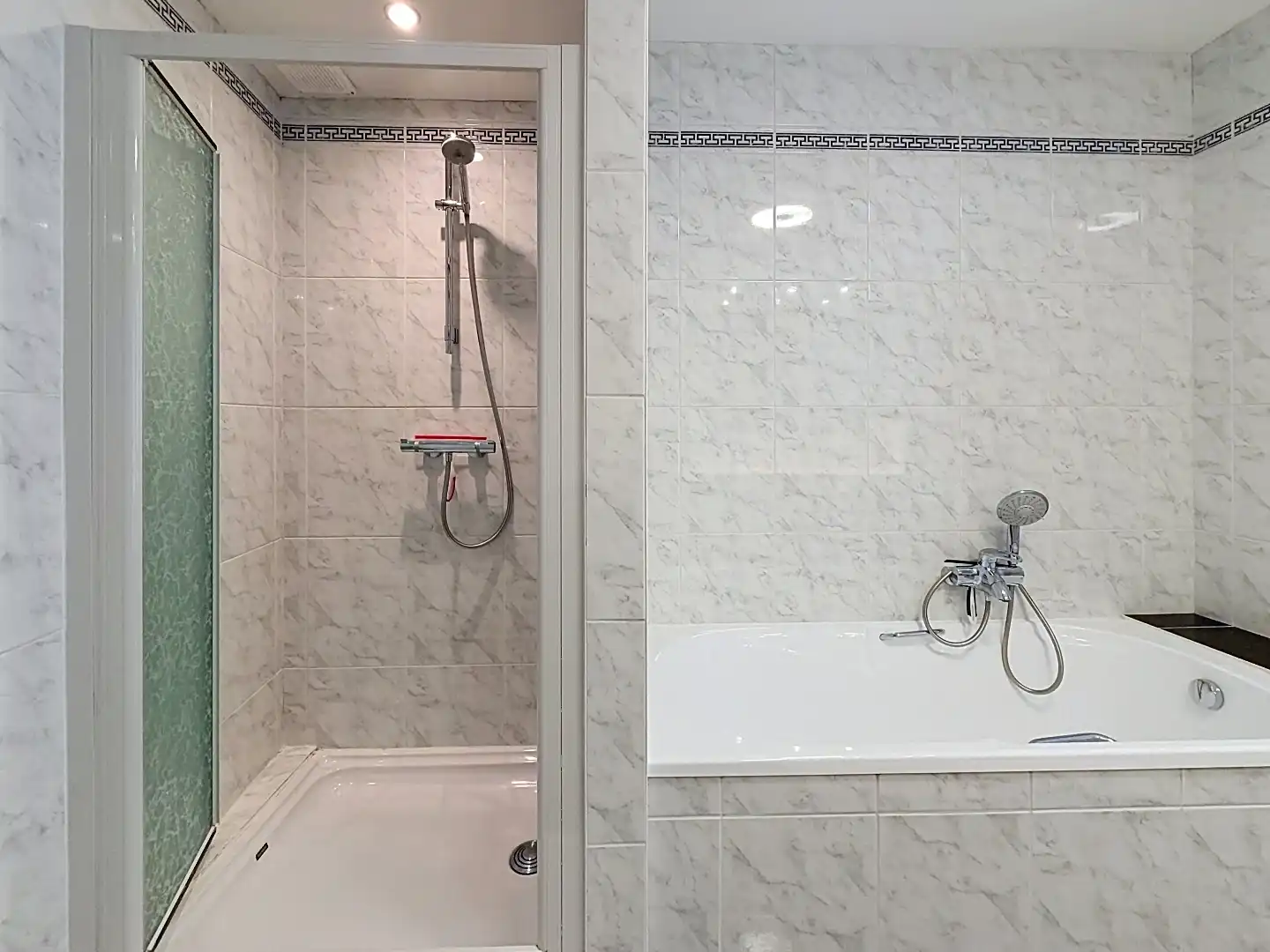 Instapklare bel-etage met drie slaapkamers, garage en zonnige buitenruimtes. foto 22