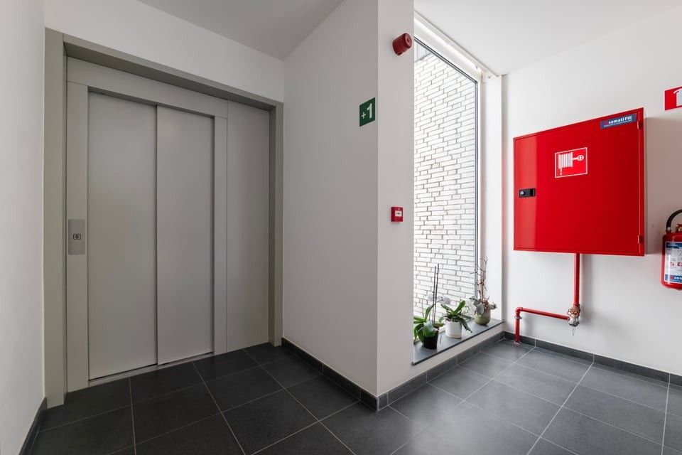 KNAP APPARTEMENT MET 1 SLAAPKAMER EN STAANPLAATS IN SINT-TRUIDEN foto 8
