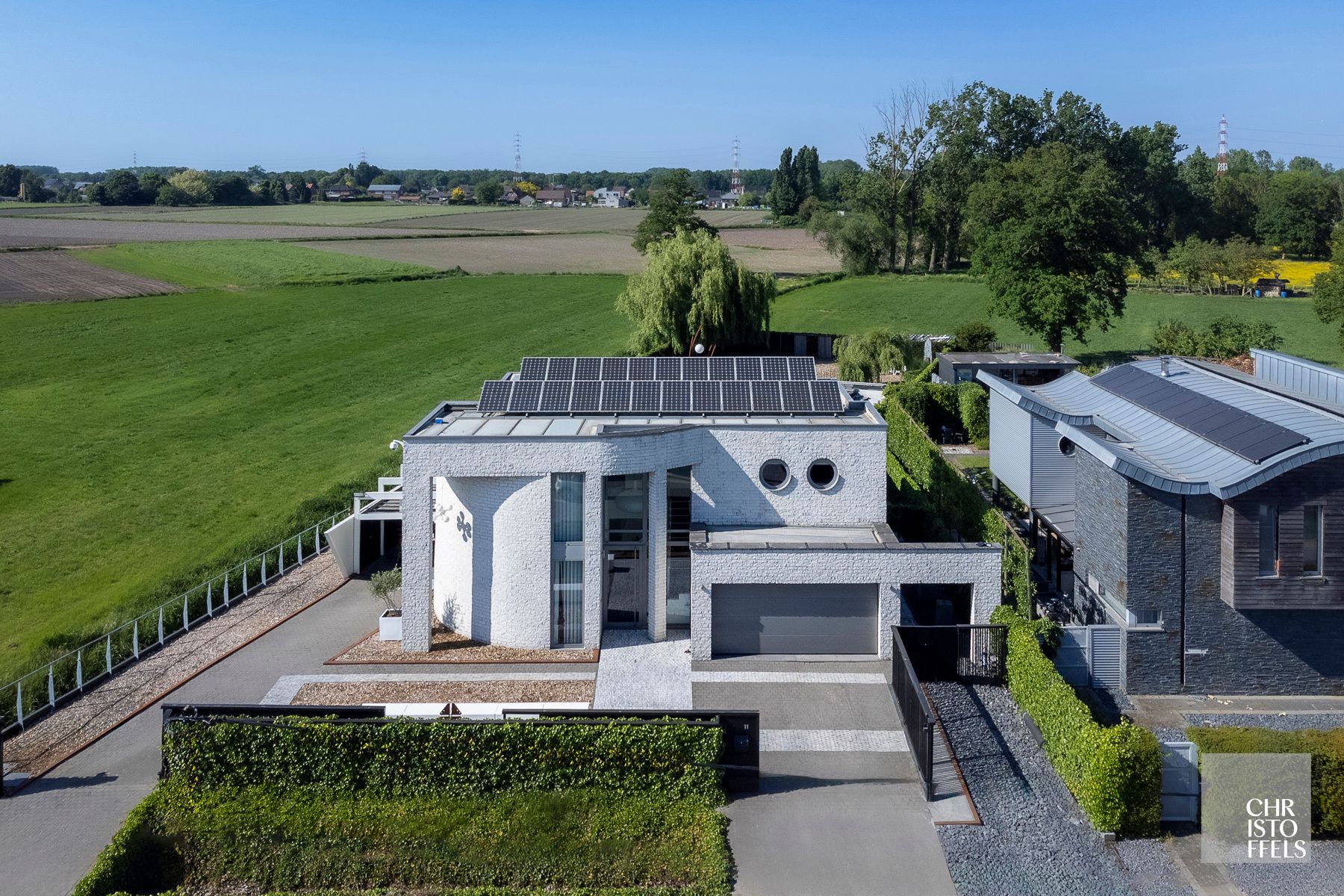 Moderne villa van 320m2 met verwarmd buitenzwembad foto {{pictureIndex}}