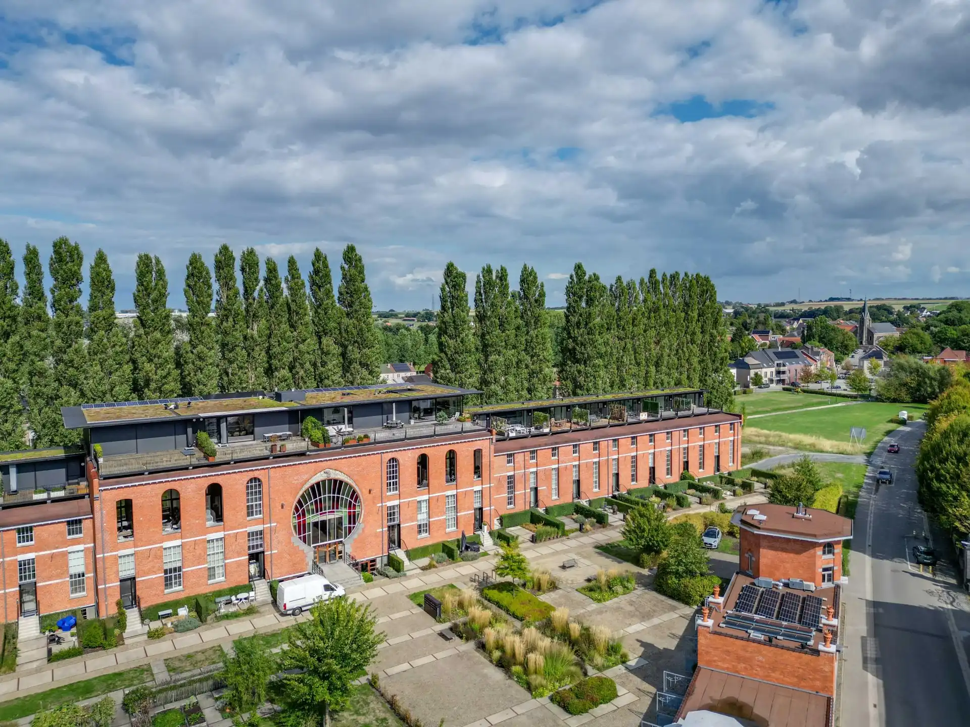 PROJECTGROND MET ONTWIKKELINGSMOGELIJKHEID VOOR 18 APPARTEMENTEN foto {{pictureIndex}}
