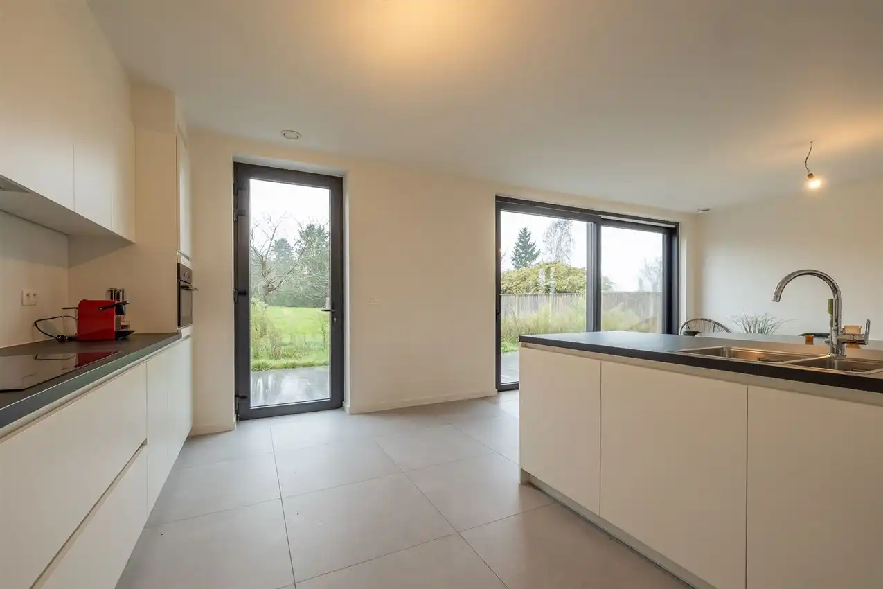 Instapklare nieuwbouwwoning op ruim perceel met 3 slk foto 12