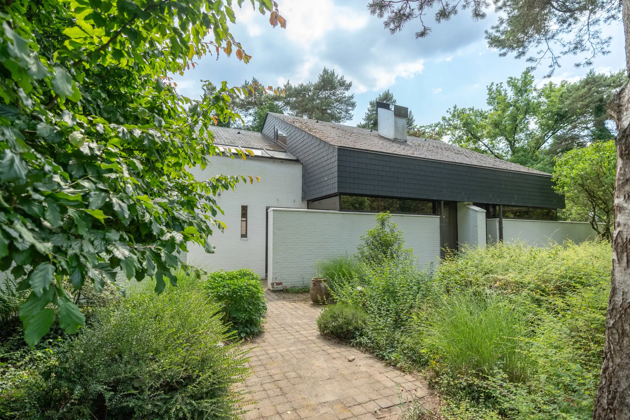 Ruime architectenvilla met 8 slpk's op 1.832 m² te Vosselaar foto {{pictureIndex}}