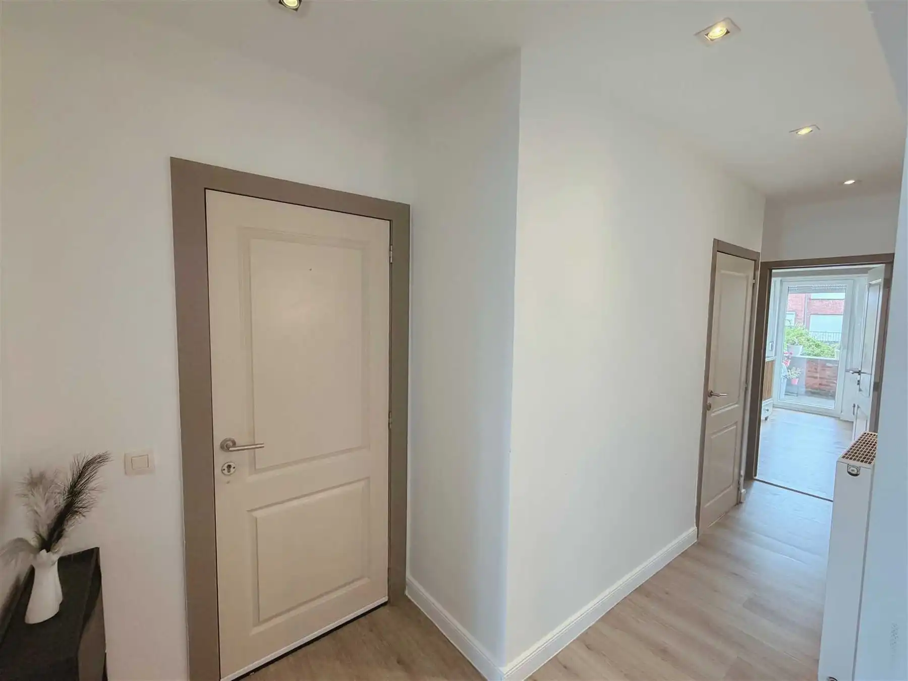 Ruim 2-slaapkamerappartement met terras en autostaanplaats foto 4