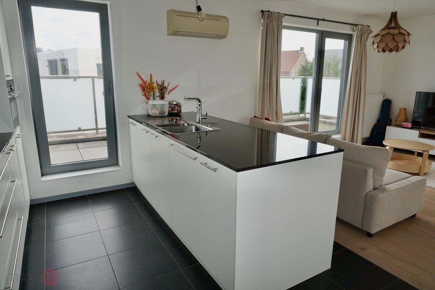 Recent goed gelegen duplexappartement met 2 slaapkamers, 3 grote terrassen en een autostaanplaats. foto 5