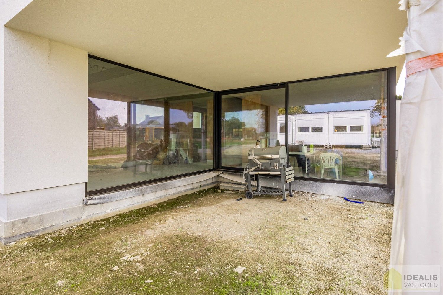 IDEALIS VASTGOED – RUIME (CASCO/VERDER AF TE WERKEN) NIEUWBOUWVILLA MET DE PERFECTE INDELING, EEN HEERLIJKE LEEFRUIMTE, KANTOOR, EXTRA RUIME BERGING, 3 RUIME SLAAPKAMERS, 3 BADKAMERS, CARPORT EN OVERDEKT TERRAS OP EEN RIANT PERCEEL VAN MAAR LIEFST 29A 51CA MET VRIJE ZICHTEN EN DE PERFECTE ORIENTATIE! foto 28