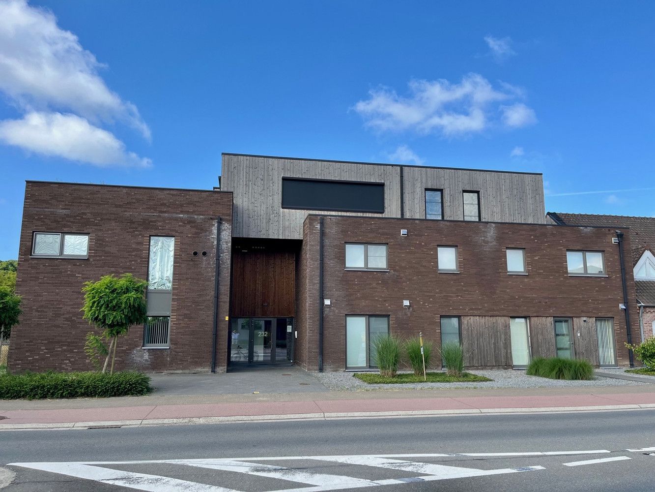 Modern gelijkvloers appartement met terras en tuintje in Opitter foto {{pictureIndex}}