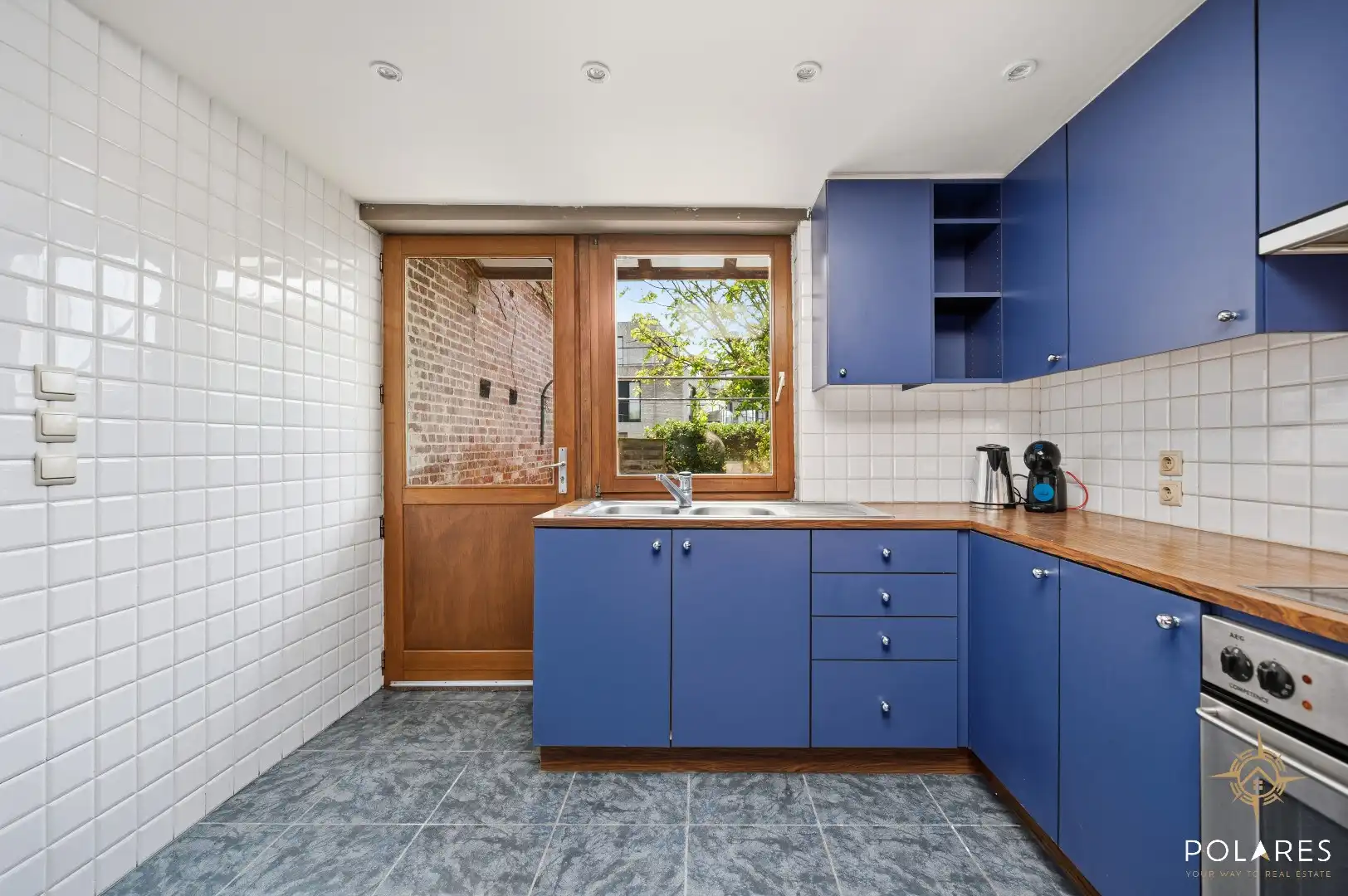 Charmant en instapklaar gelijkvloers appartement met koer en autostaanplaats foto 8