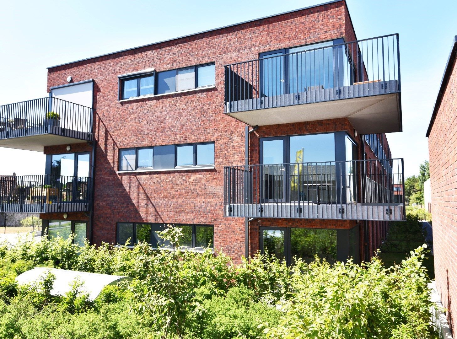 Gelijkvloers appartement met 2 slaapkamers en zonnige tuin te Maldegem centrum. foto {{pictureIndex}}