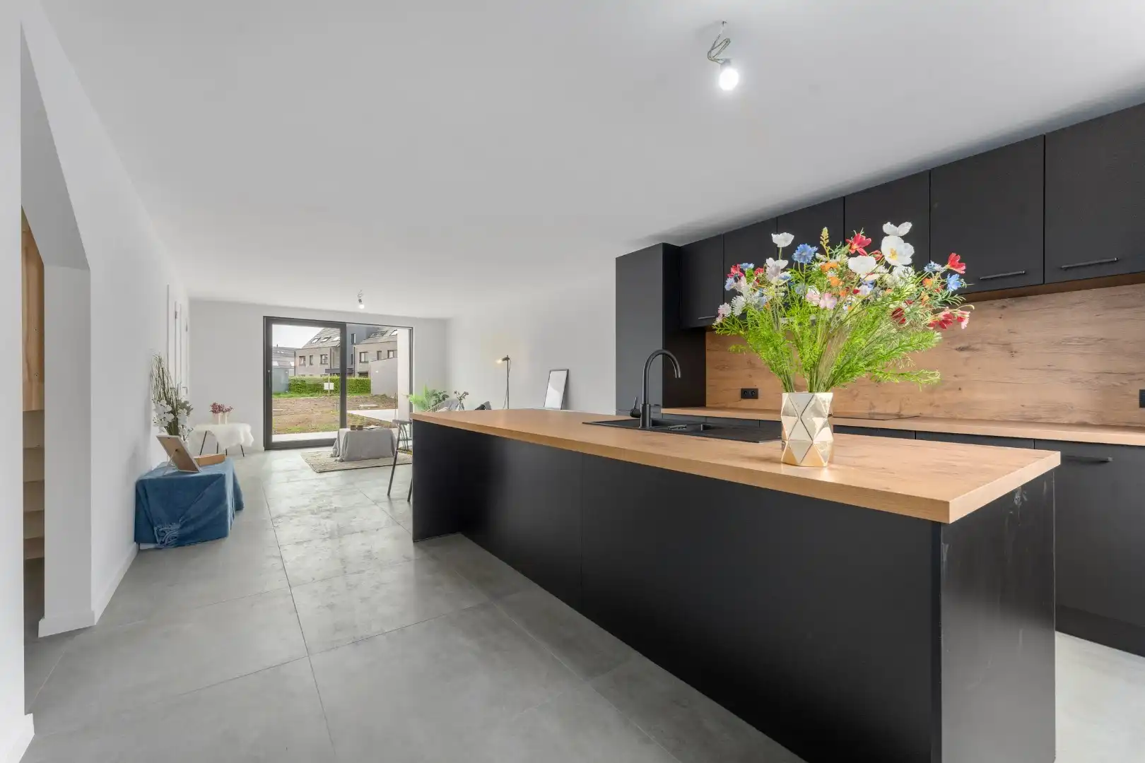 Instapklare, stijlvol gerenoveerde rijwoning in het hart van Bredene-Dorp foto {{pictureIndex}}