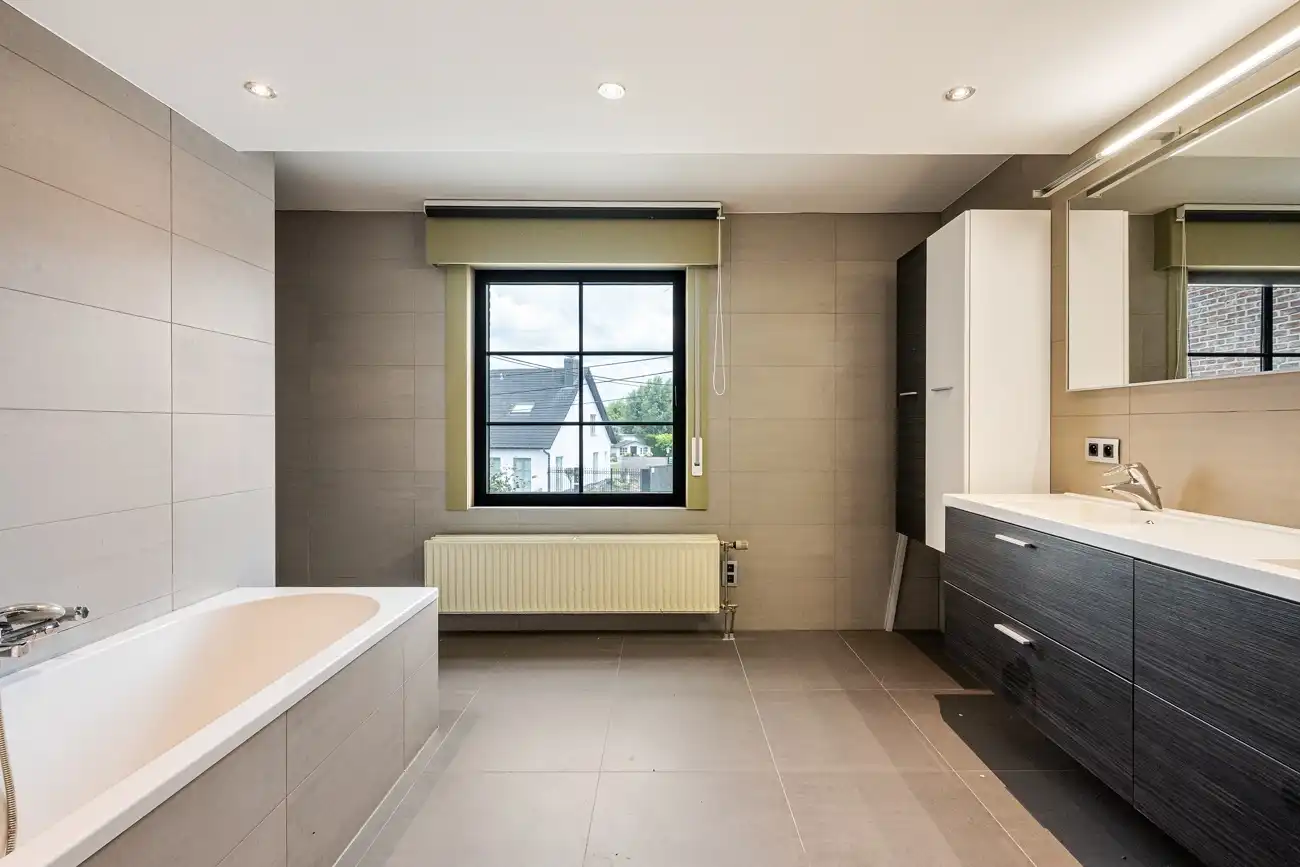 Ruime op te frissen gezinswoning met 4 slaapkamers, dubbele garage en zonnige tuin op 1.595 m² foto 13