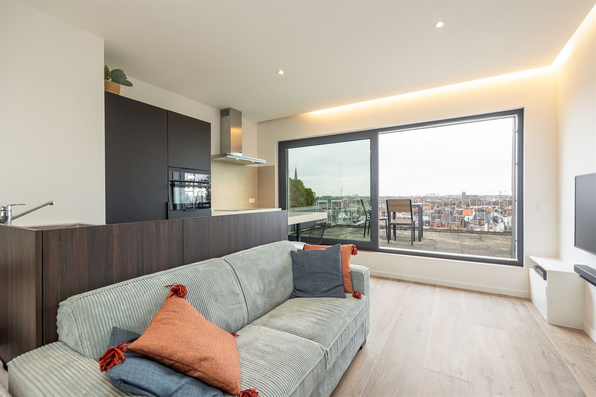 Lichtrijke penthouse studio met panoramisch uitzicht foto {{pictureIndex}}