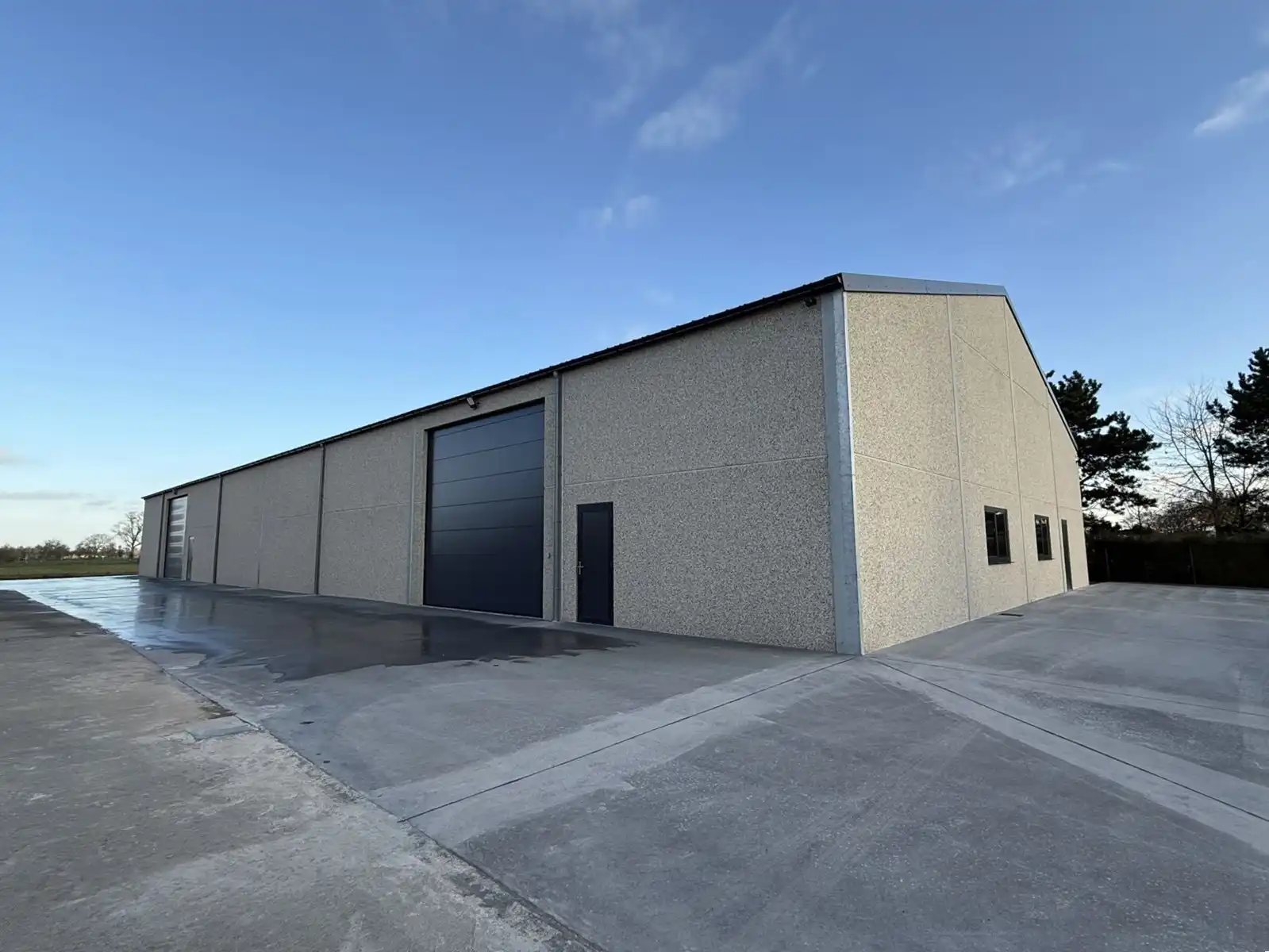 Nieuwe opslagruimte van 940m² te huur in Lichtervelde foto {{pictureIndex}}