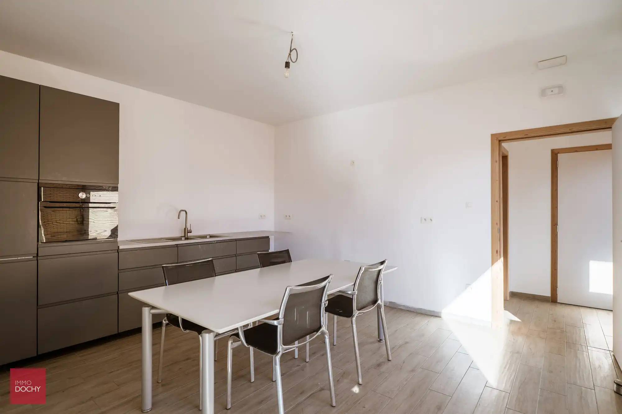 Commercieel gelegen vernieuwde villa met burelen, magazijn en woonst | Gauwelstraat foto 5