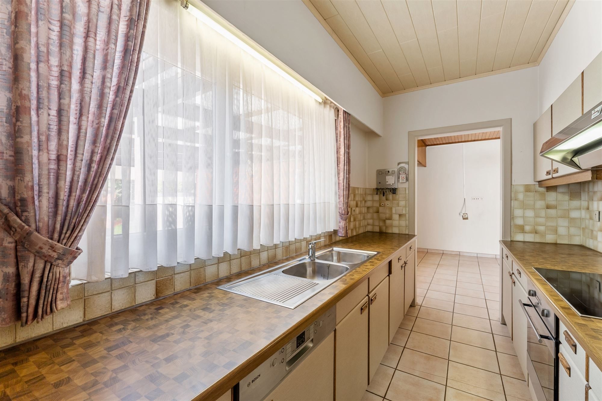 GOED ONDERHOUDEN GELIJKVLOERSE WONING MET 3 SLAAPKAMERS RUSTIG GELEGEN TE STAL foto 12