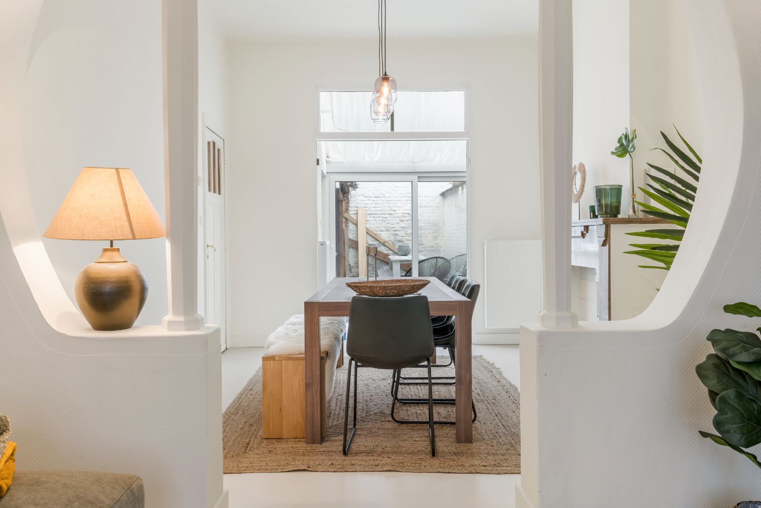 Gerenoveerd ongemeubeld herenhuis met drie slaapkamers en twee badkamers en een buitenruimte. Op wandelafstand van het centrum maar toch in een rustige buurt. In de nabijheid van scholen. foto 4