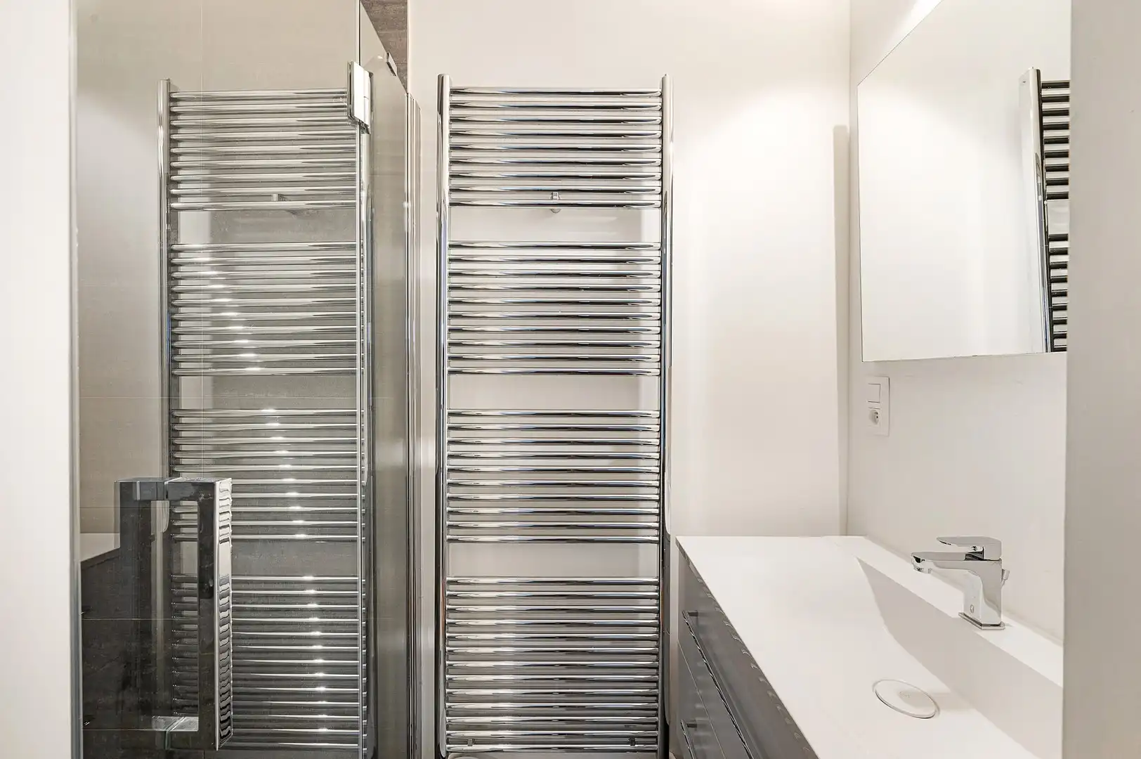 Hedendaags appartement genietend van zijdelings zeezicht, vlakbij de zee. foto 18