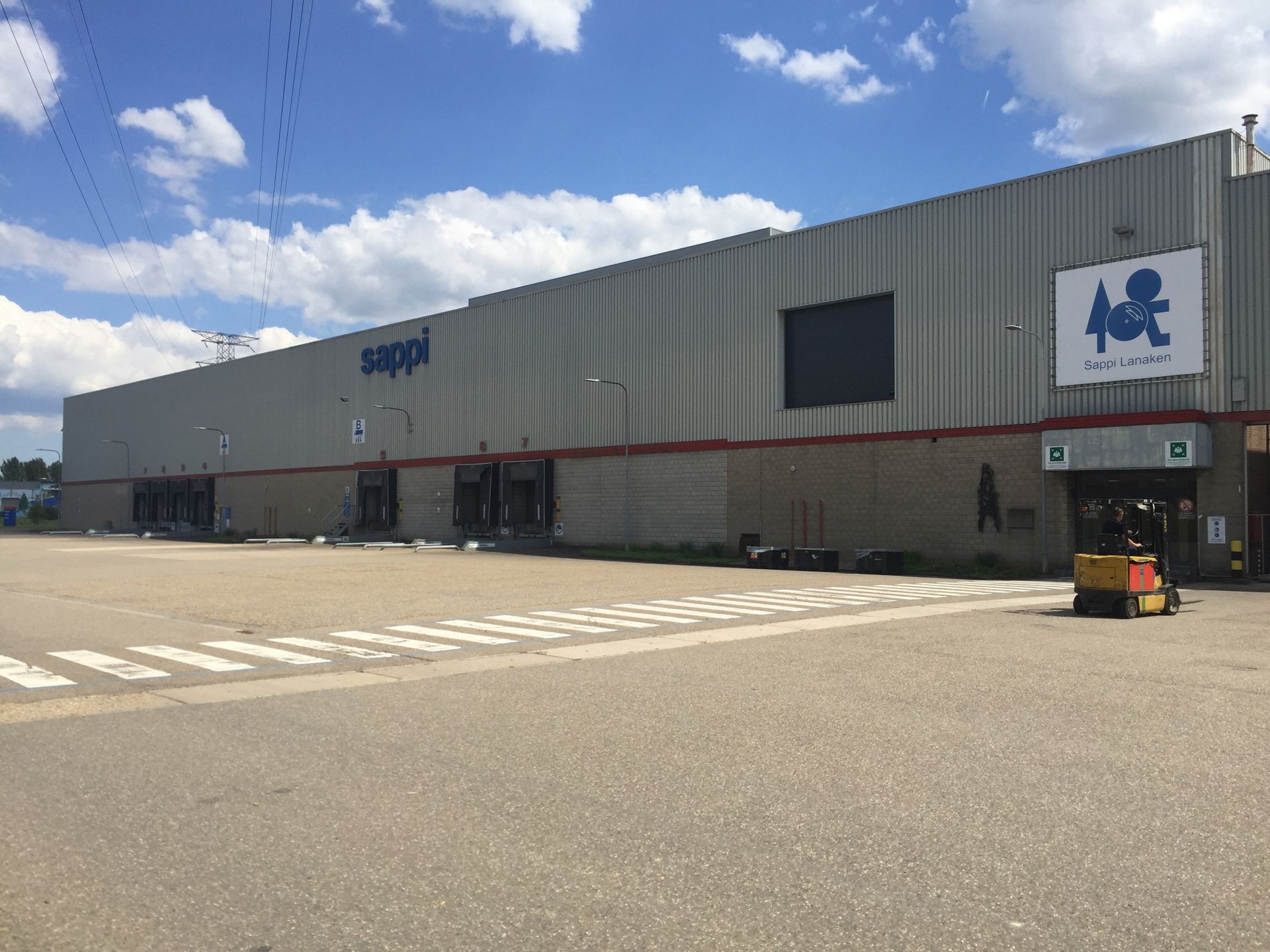 Magazijn 4.236m²+ 8 loskades  en verharde terreinen te huur. foto {{pictureIndex}}