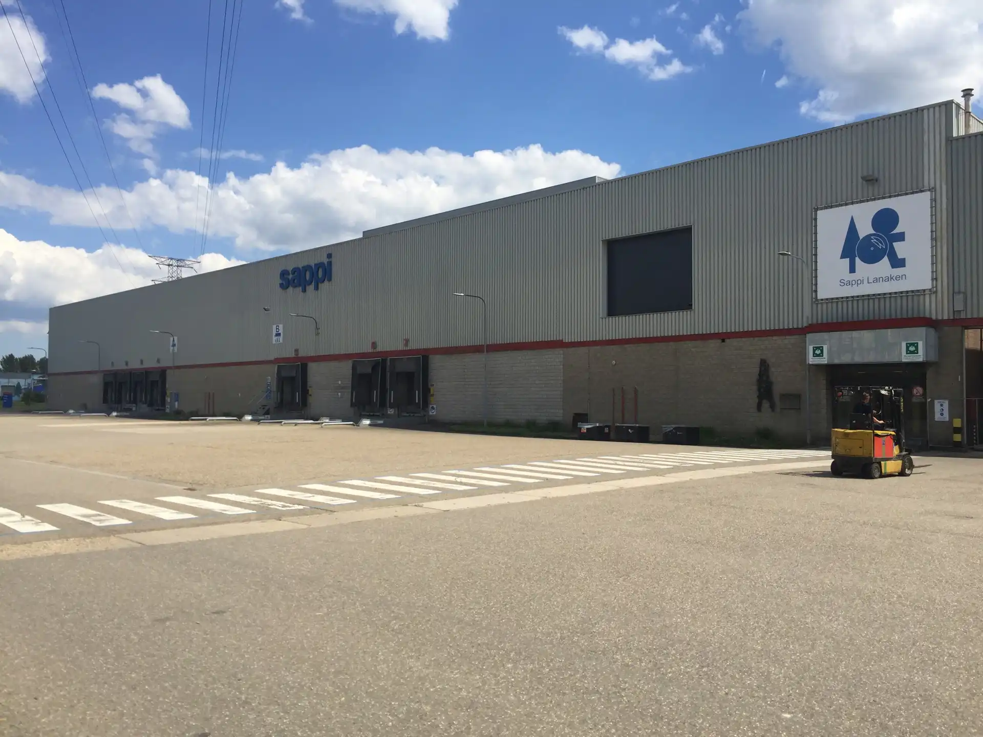 Magazijn 4.236m²+ 8 loskades  en verharde terreinen te huur. foto {{pictureIndex}}