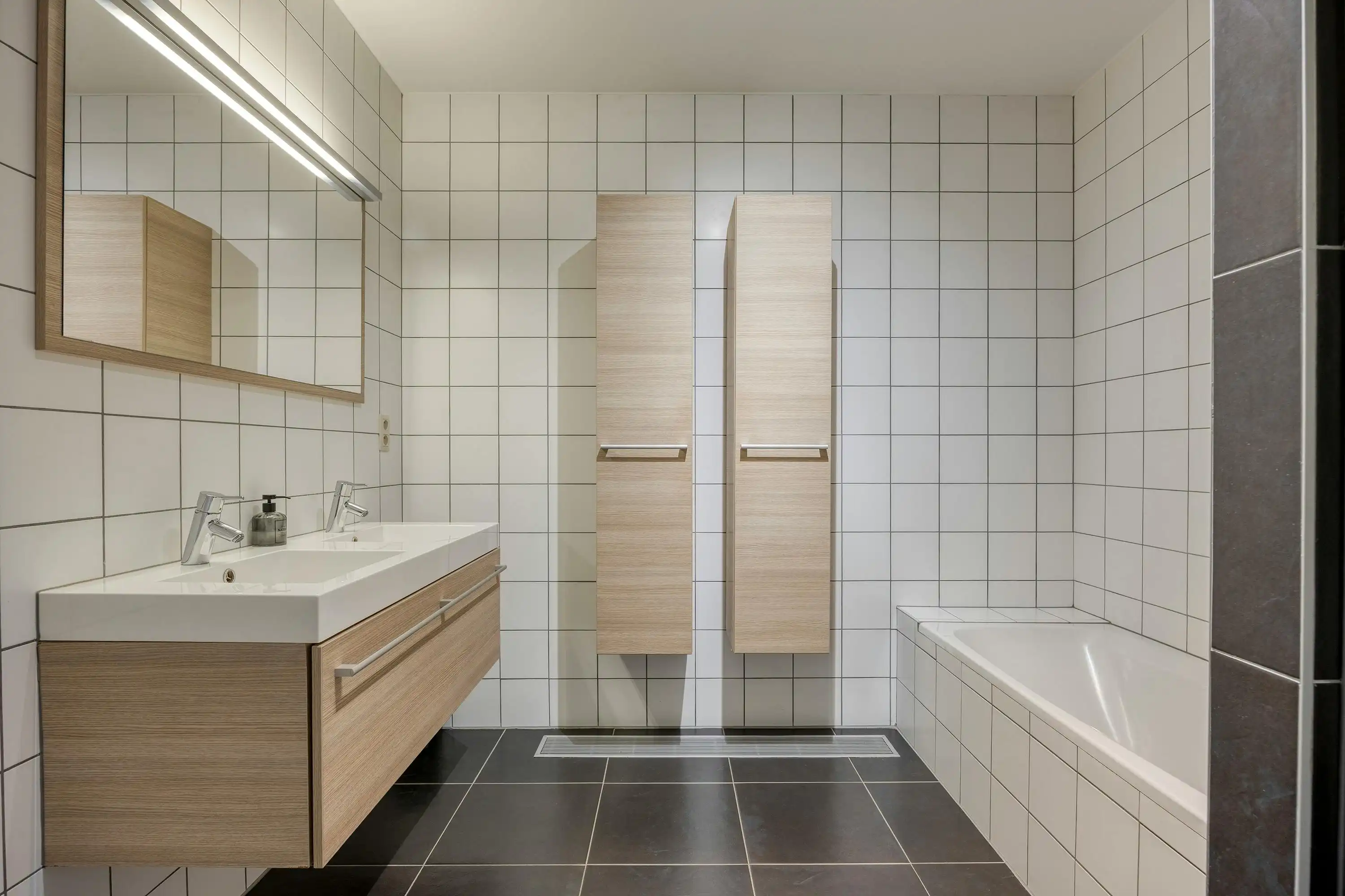 Ruim drie slaapkamer appartement te Hasselt met autostaanplaats foto 14