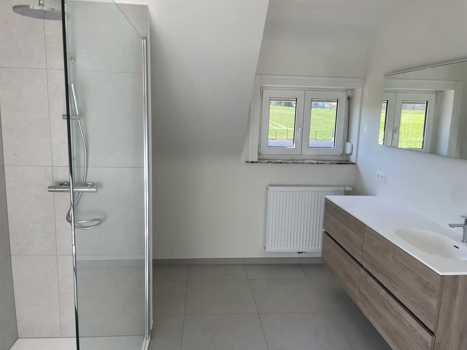 Leemans Immobiliën stelt u deze volledig gerenoveerde woning voor, gelegen op een gegeerde en centrale locatie in Asse. foto 7