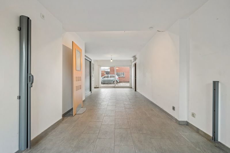 Zonnebeke. Half-open polyvalent ruim gebouw / handelshuis met apart magazijn van +/- 170m2 en  3-5 slaapkamers en apart kantoor / hobby / handelsruimte. Goede staat ! foto 4