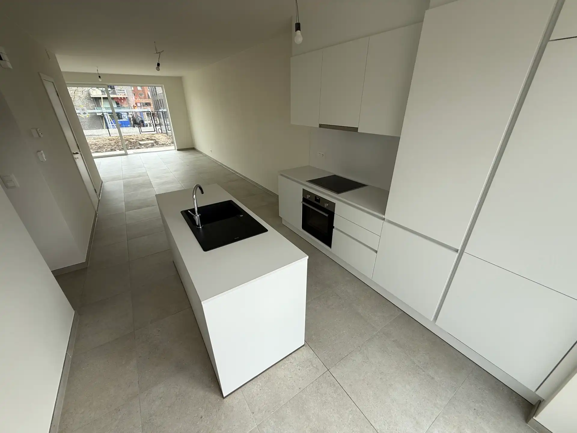 Nieuwbouwwoning met 3 slaapkamers, tuin en carport foto 3