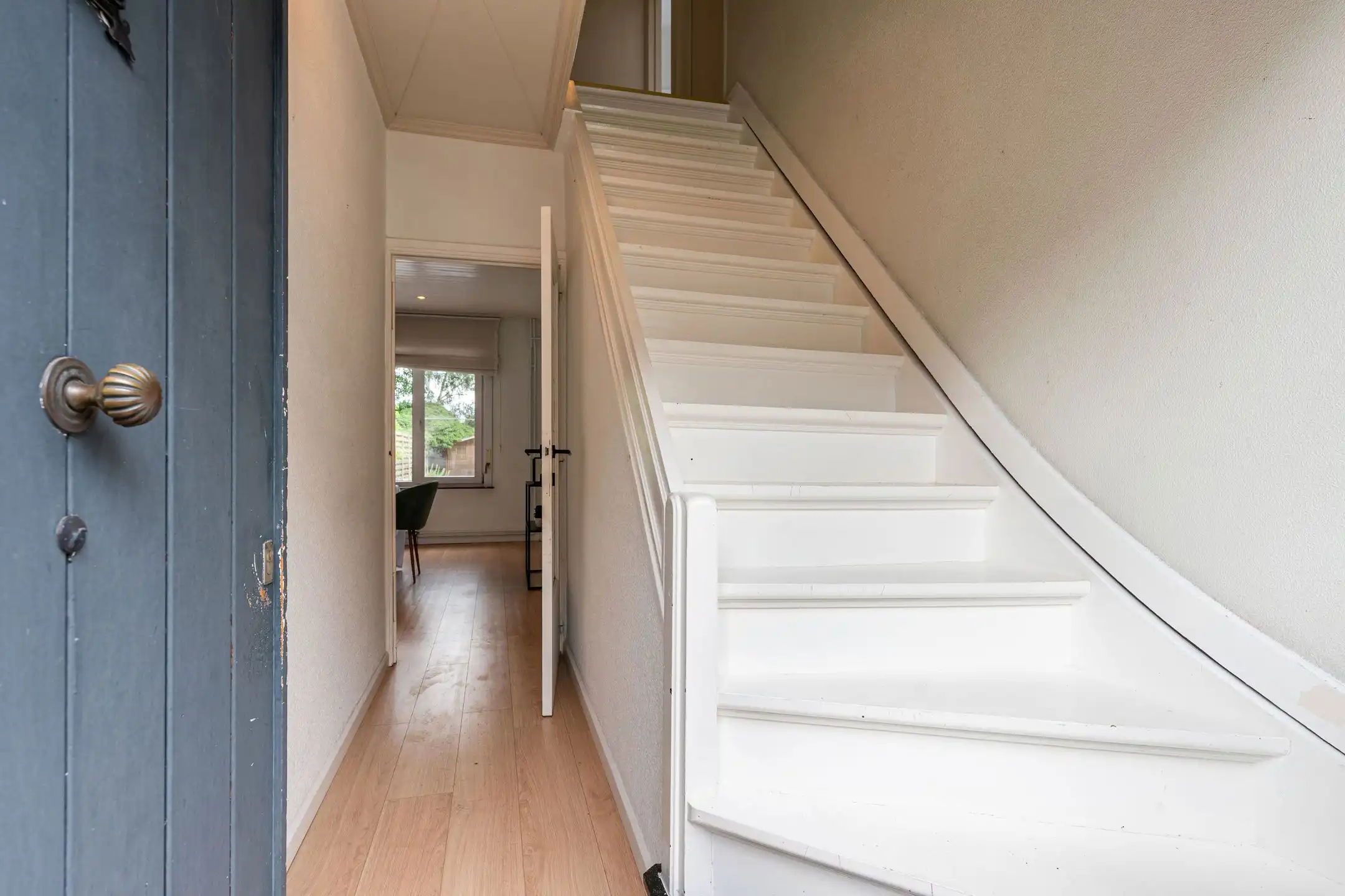 Instapklare woning met 3 slaapkamers, ruime garage en tuin foto 3