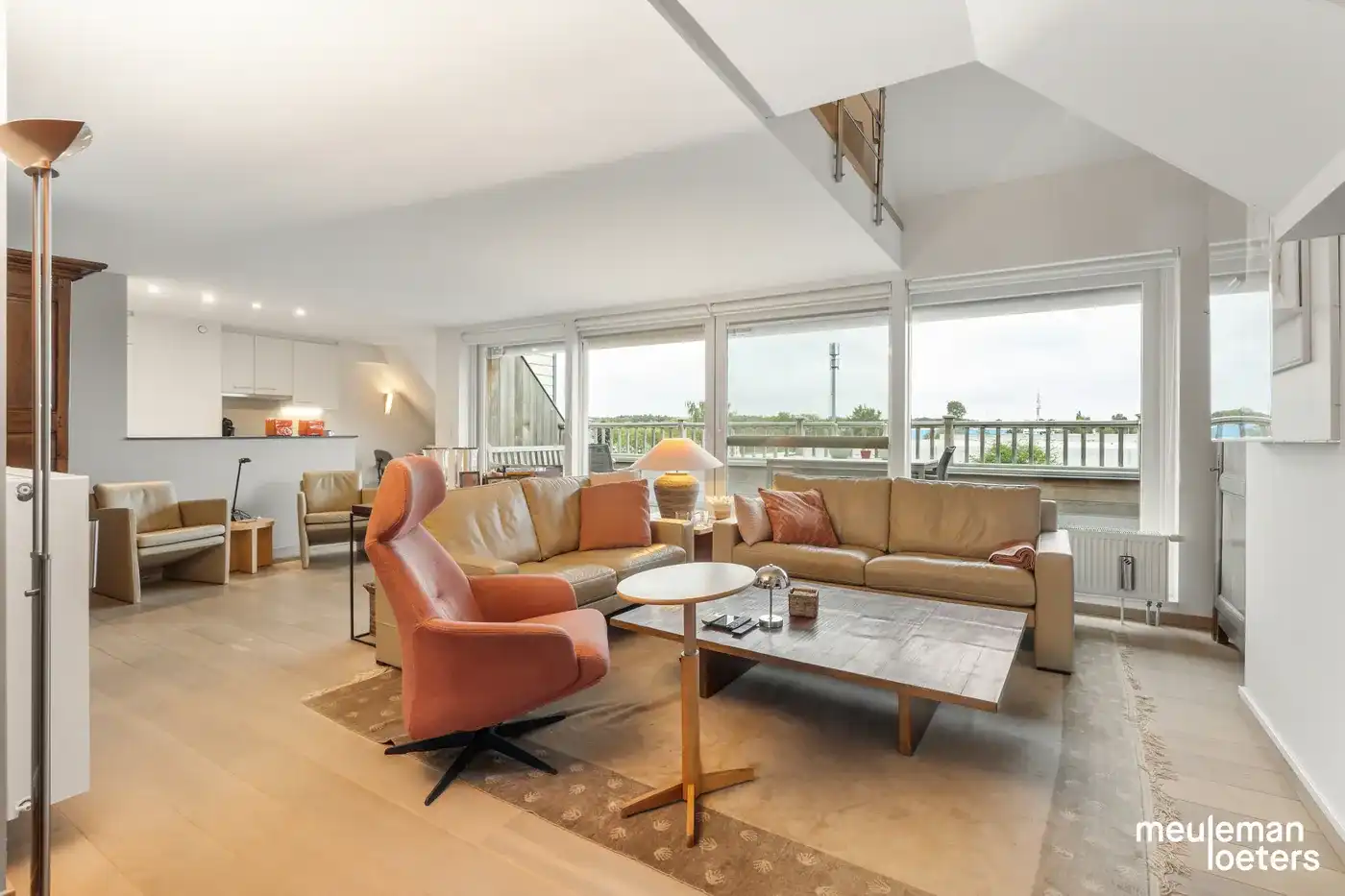 Riant en instapklaar duplexappartement met zéér ruime garagebox in centrum  foto 4